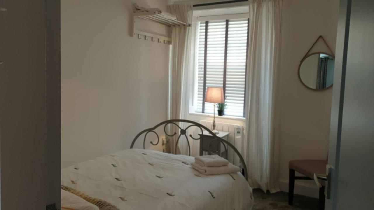 24 East Green. Анстрътър Екстериор снимка